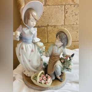 Lladro Porcelain Figurine “For You” Retired #5453 Boy & Girl 9 H” Flowers